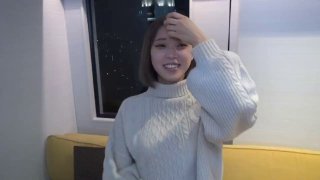 唇钉美女美乳翘臀无毛骚穴，听狼友指挥大秀直播，性感的逼逼娇嫩的奶子道具抽插浪叫不断，撅着屁股给狼友草